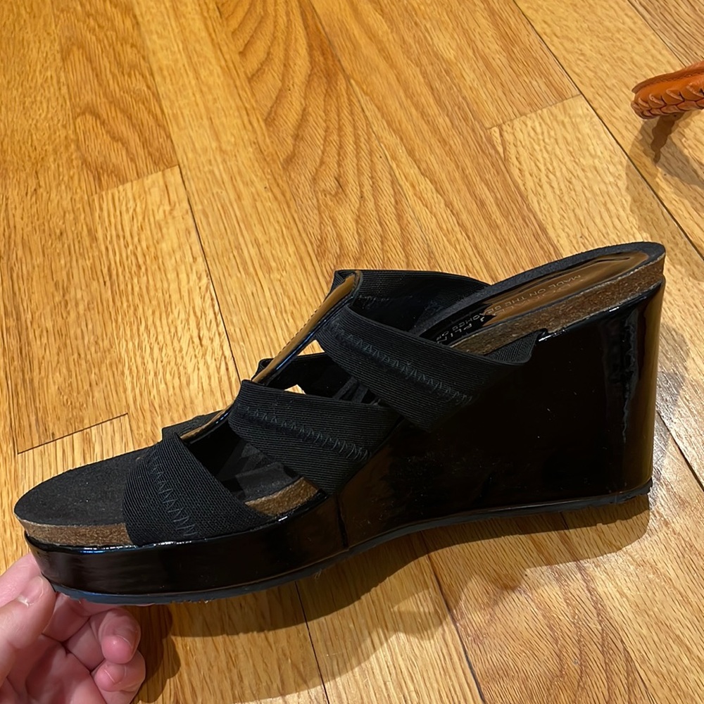 Donald J Pliner platform patent leather sandals size 9.5.